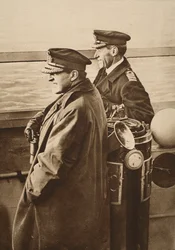 Almirante Beatty, con el Capitán de Bandera Chatfield, observando la rendición de la Flota Alemana, 1918